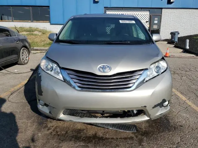 2017 TOYOTA SIENNA XLE  
