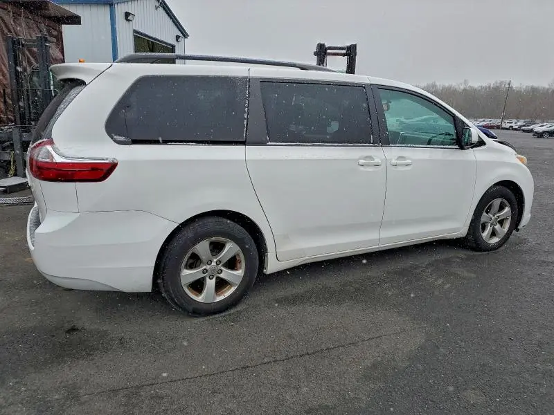 2017 TOYOTA SIENNA LE  