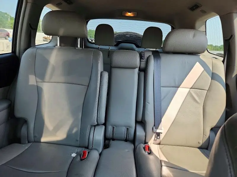 2011 TOYOTA HIGHLANDER SE  