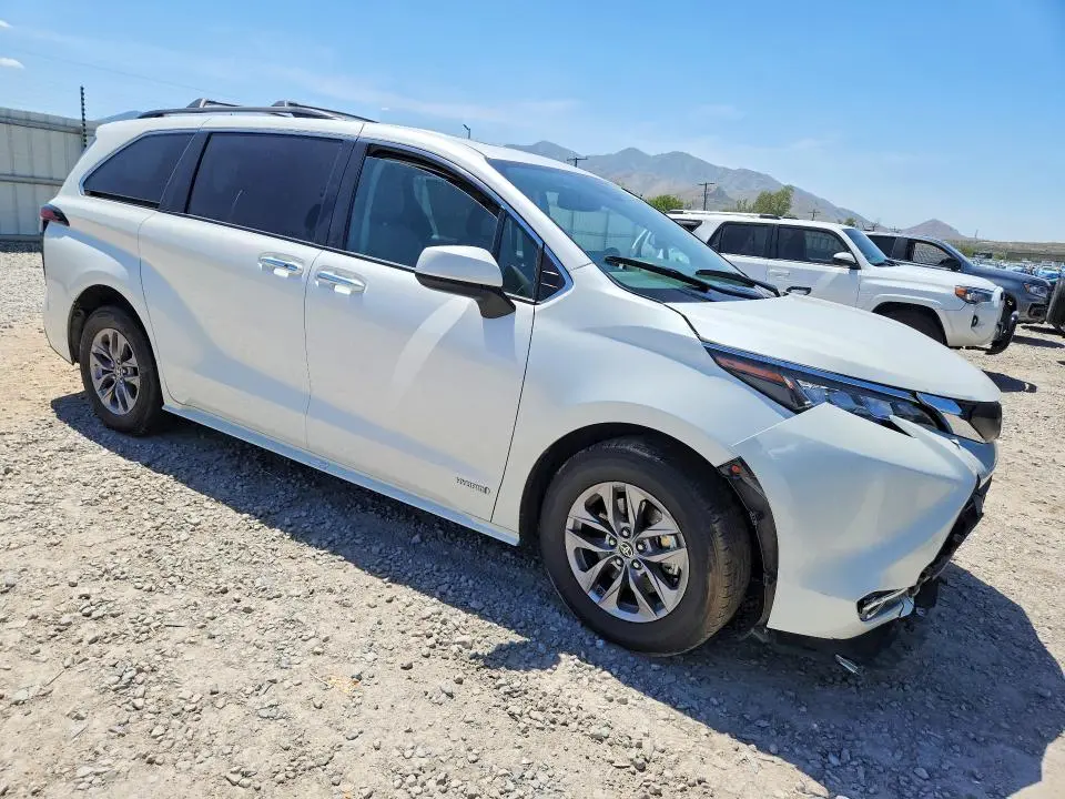 2021 TOYOTA SIENNA XLE  