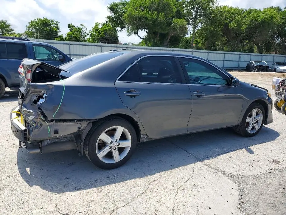 2013 TOYOTA CAMRY SE  