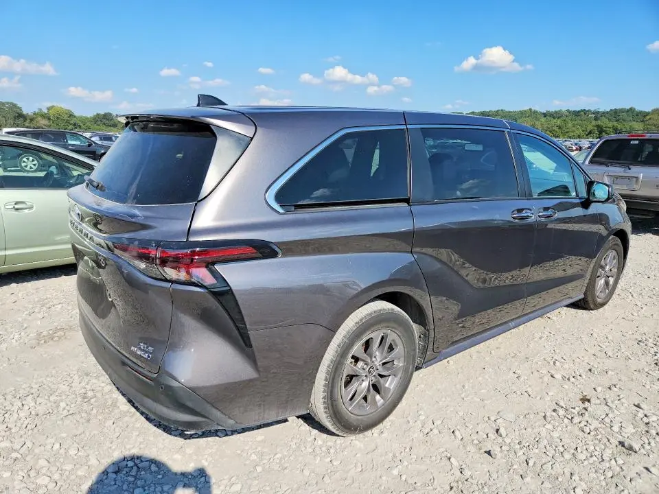 2023 TOYOTA SIENNA XLE  
