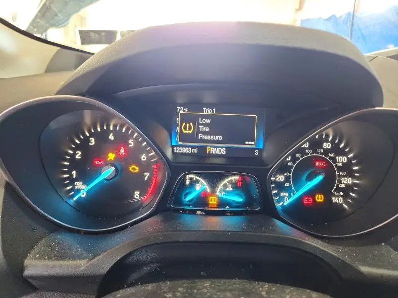 2017 FORD ESCAPE SE  