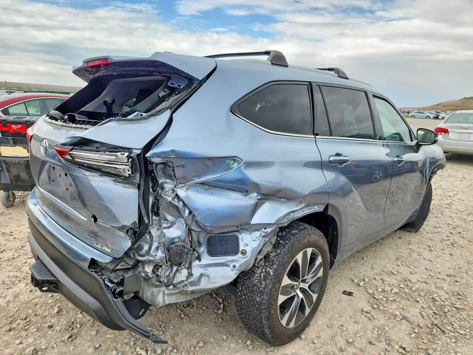 2022 TOYOTA HIGHLANDER XLE  