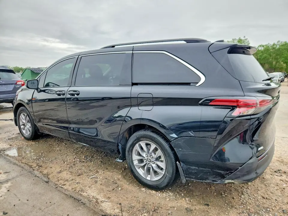2022 TOYOTA SIENNA LE  