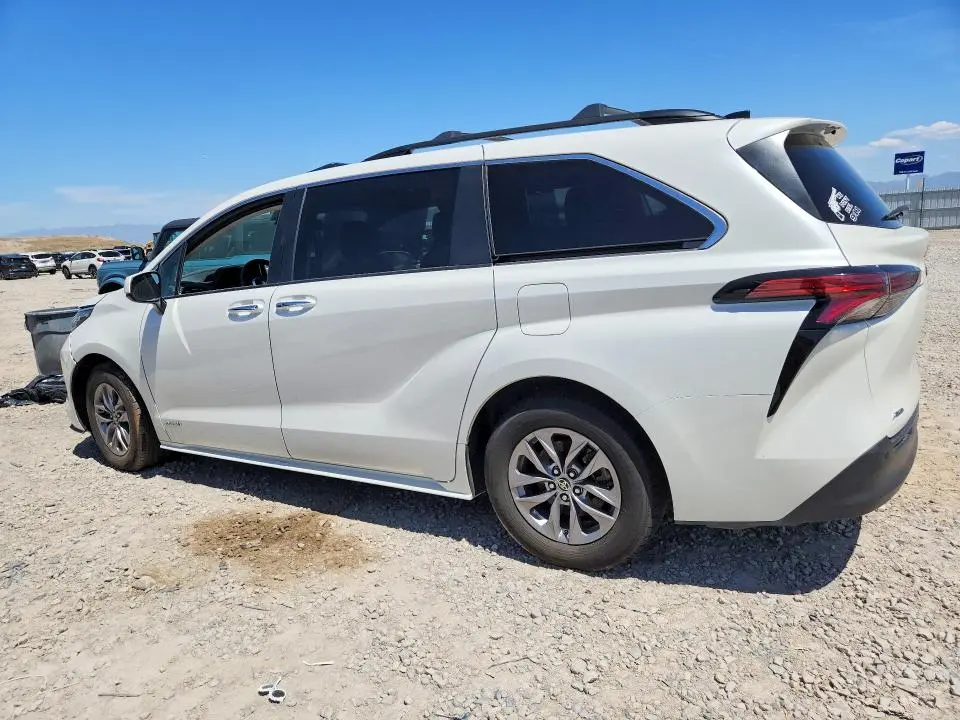2021 TOYOTA SIENNA XLE  