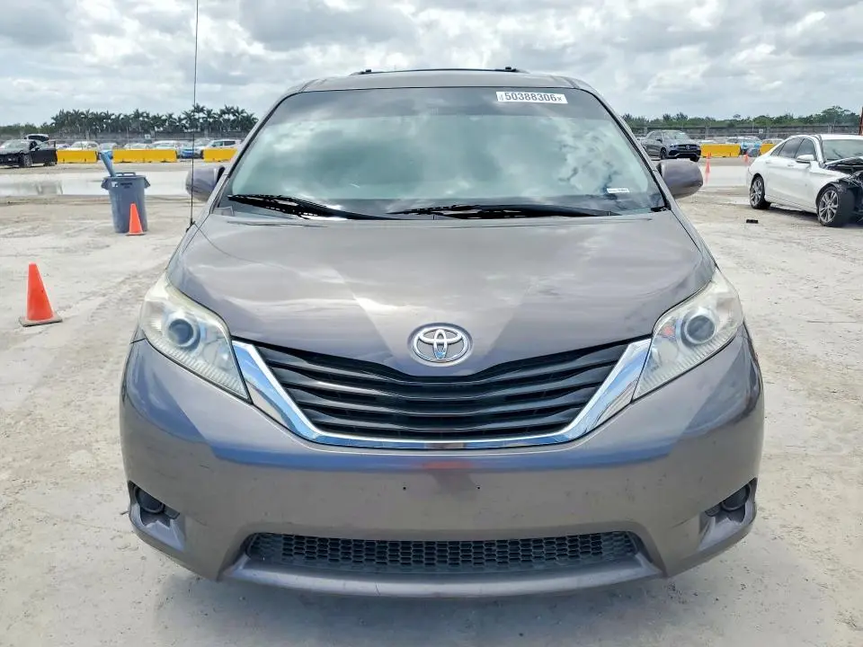 2014 TOYOTA SIENNA LE  
