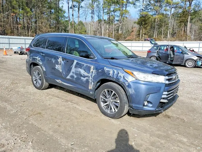 2019 TOYOTA HIGHLANDER SE  