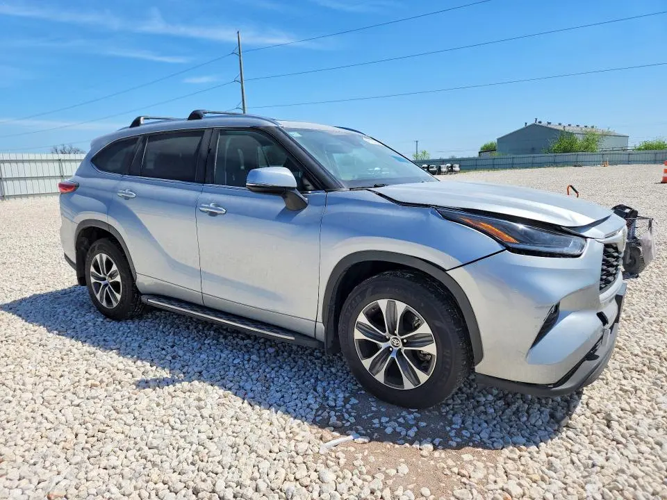 2021 TOYOTA HIGHLANDER XLE  
