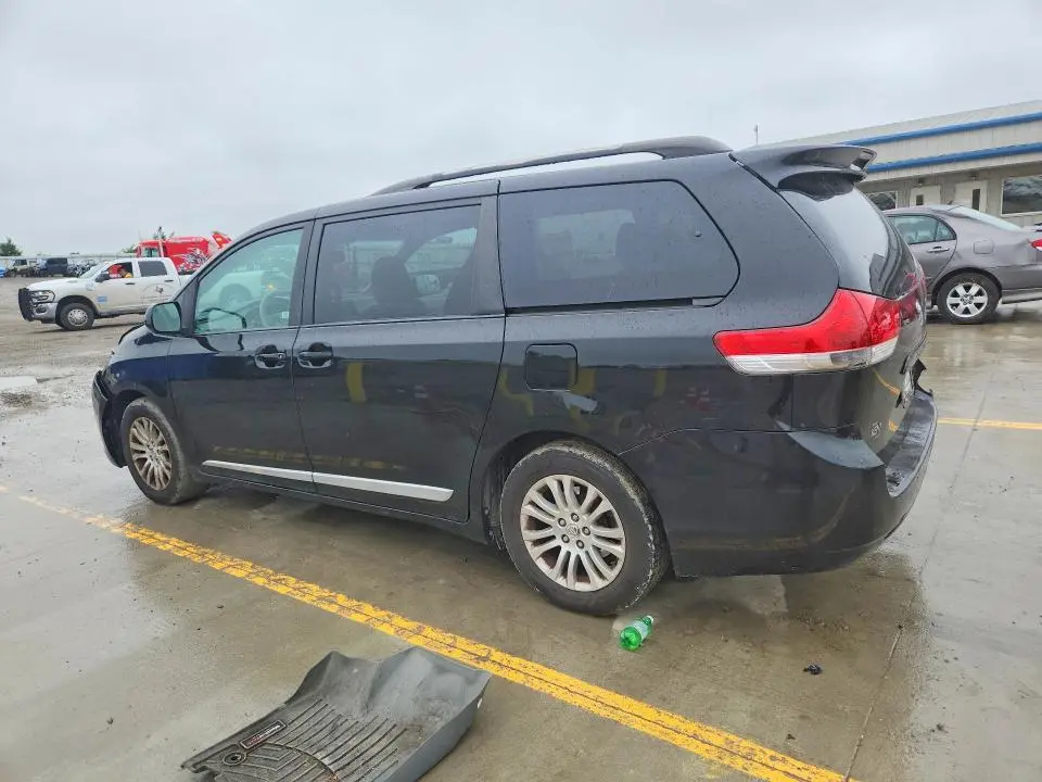 2013 TOYOTA SIENNA XLE 8-PASSENGER  