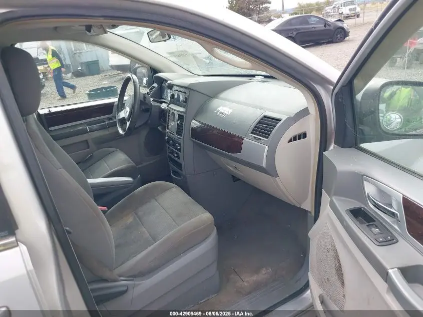 2010 CHRYSLER TOWN & COUNTRY TOURING