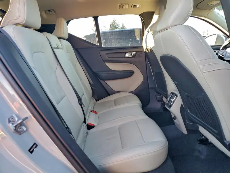 2019 VOLVO XC40 T5 MOMENTUM  