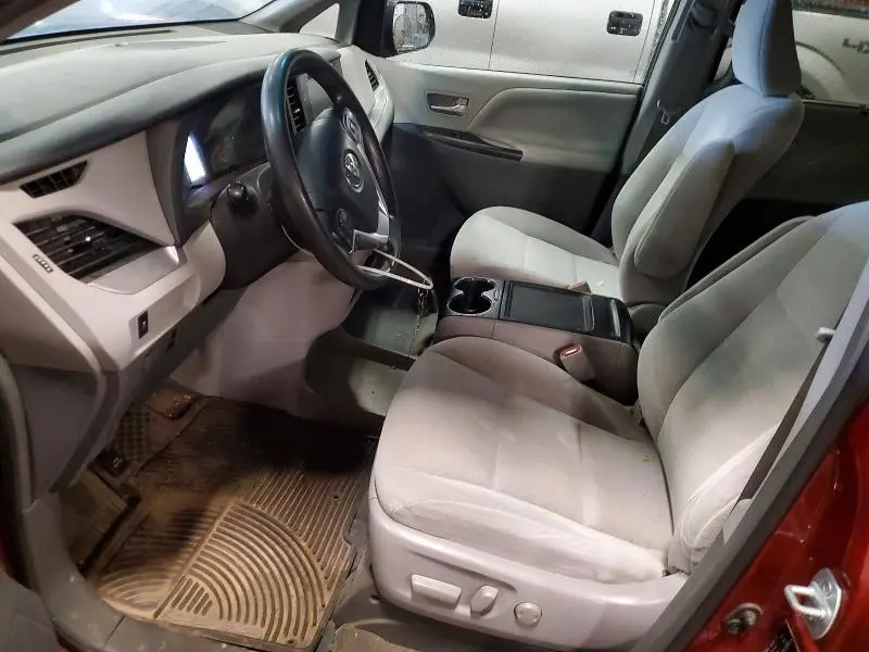 2017 TOYOTA SIENNA LE  