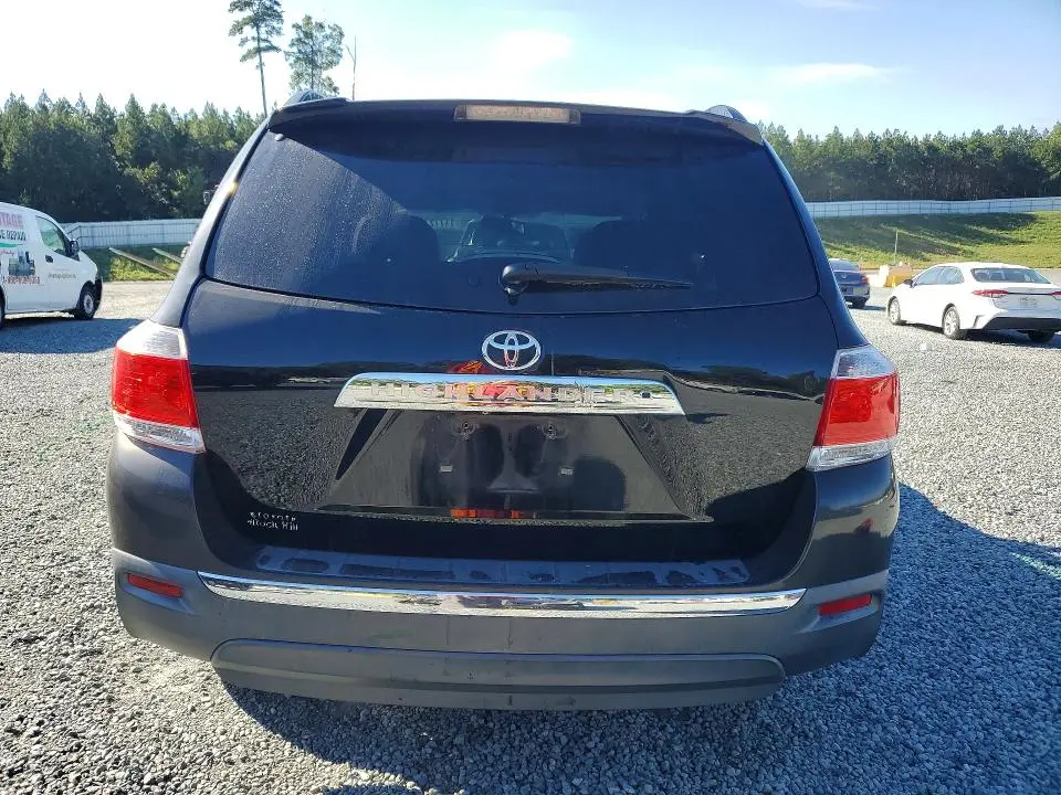 2013 TOYOTA HIGHLANDER SE  