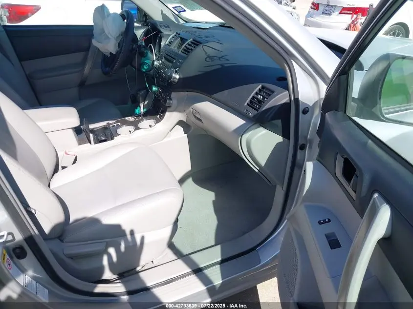 2010 TOYOTA HIGHLANDER SE