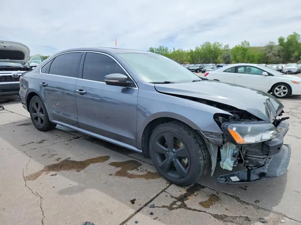 2013 VOLKSWAGEN PASSAT SE  