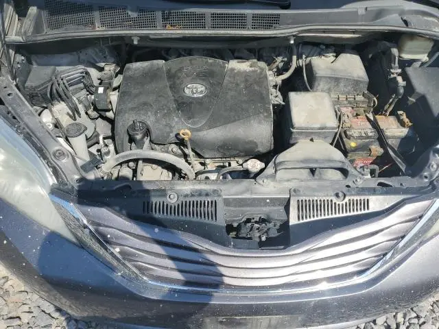 2017 TOYOTA SIENNA LE  