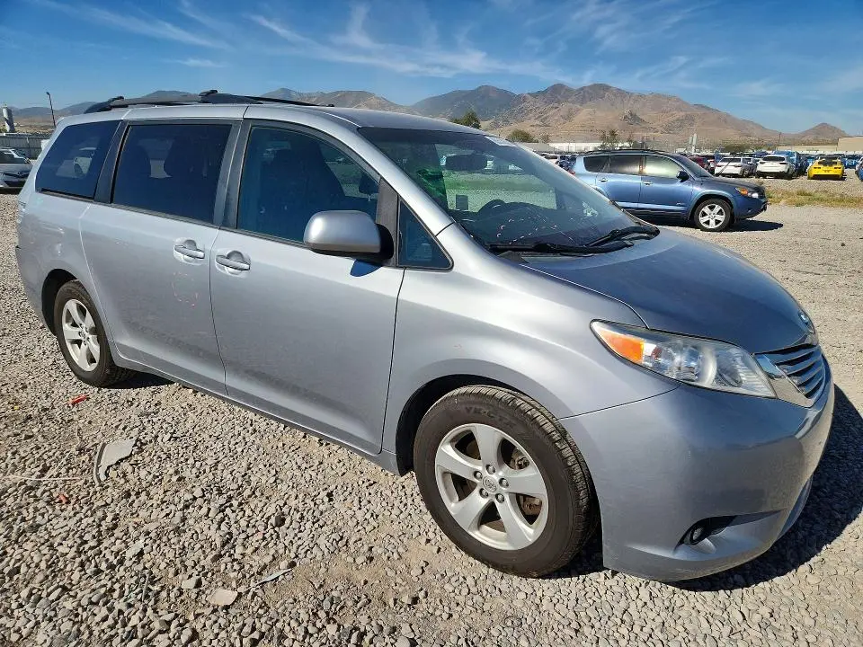 2015 TOYOTA SIENNA LE  