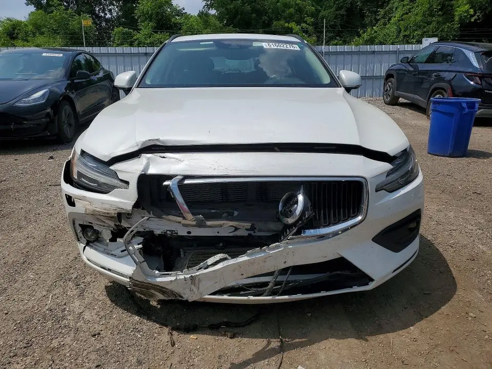 2019 VOLVO V60 T6 MOMENTUM  