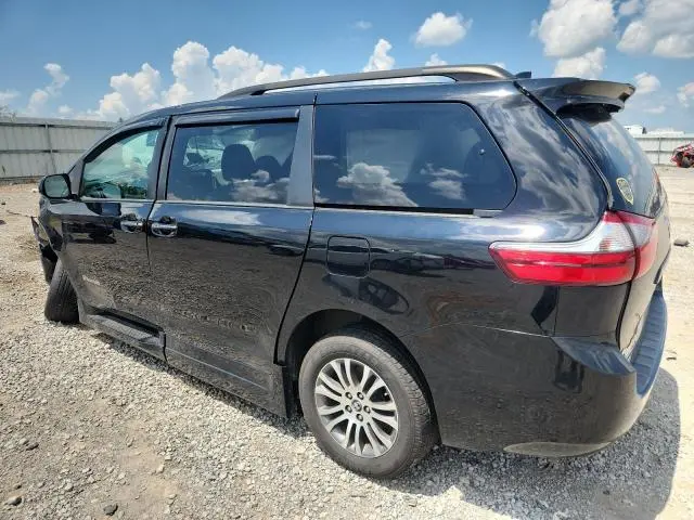 2020 TOYOTA SIENNA XLE  