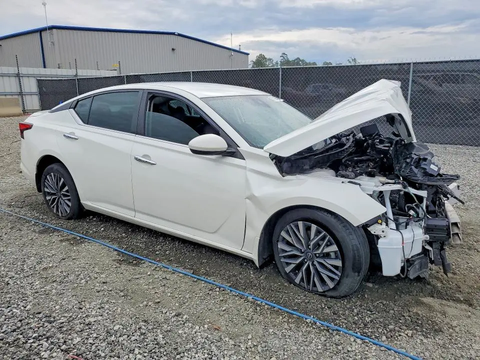 2023 NISSAN ALTIMA SV  