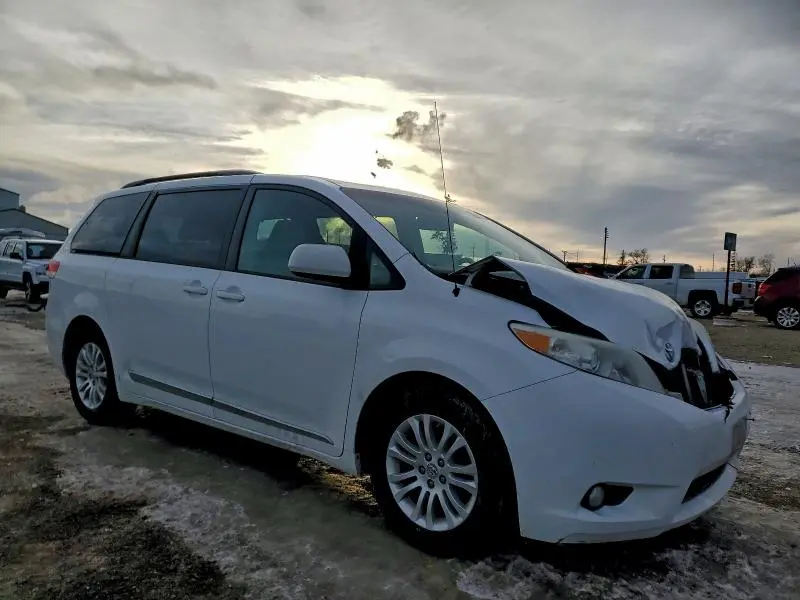 2013 TOYOTA SIENNA XLE  