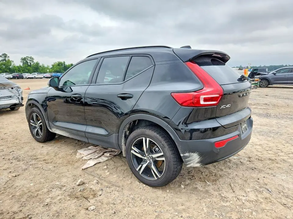 2023 VOLVO XC40 PLUS  