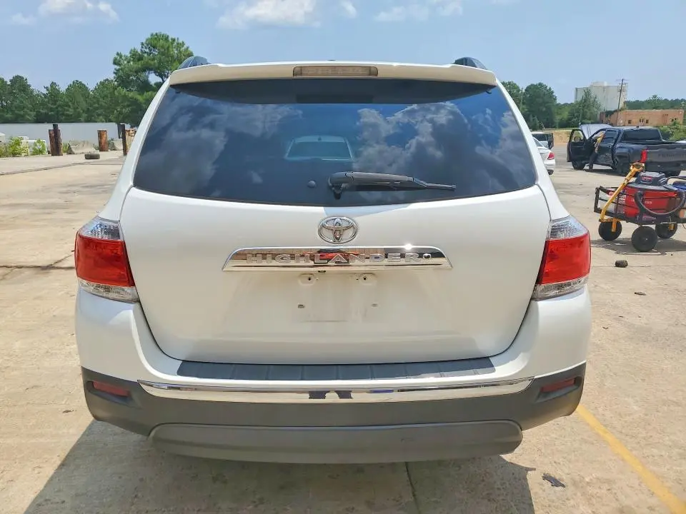 2011 TOYOTA HIGHLANDER SE  