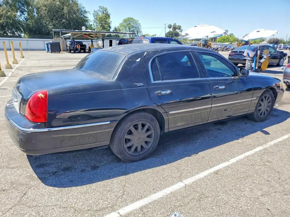 2010 LINCOLN TOWN CAR SIGNATURE LIMITED  
