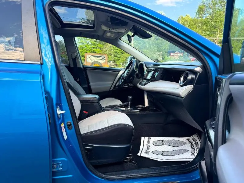 2017 TOYOTA RAV4 XLE  