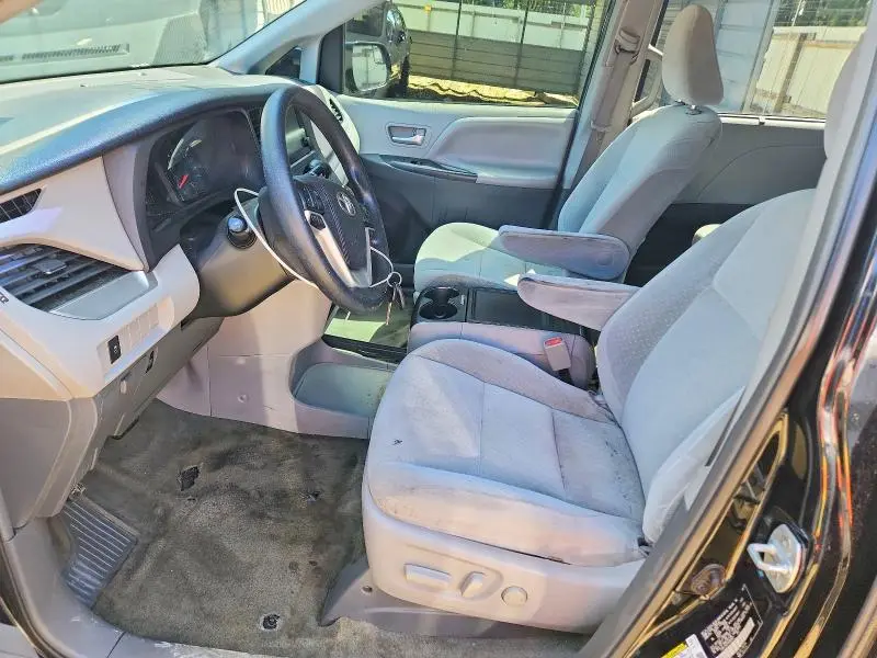 2017 TOYOTA SIENNA LE  