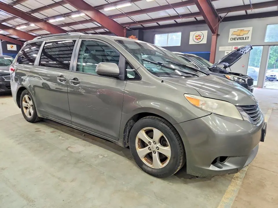 2011 TOYOTA SIENNA LE  