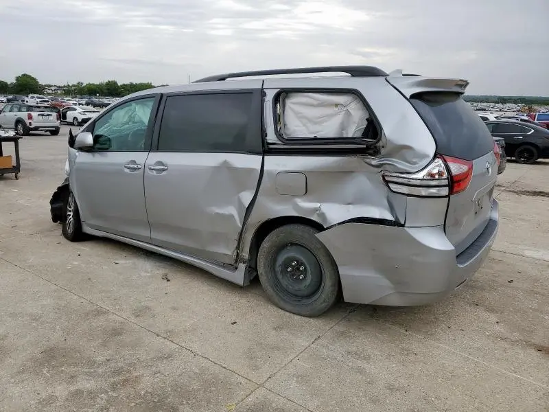 2019 TOYOTA SIENNA XLE  