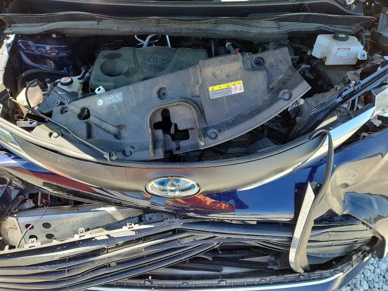 2021 TOYOTA SIENNA XLE  