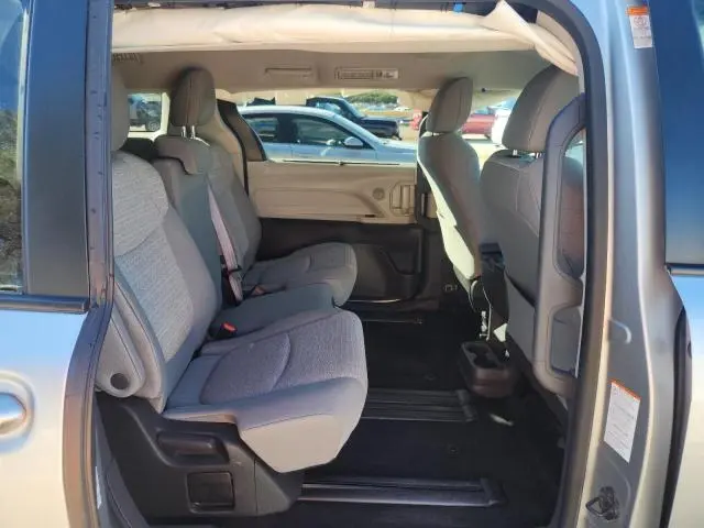 2022 TOYOTA SIENNA LE  