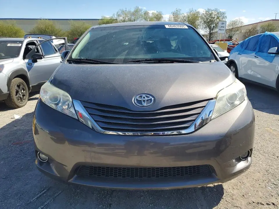 2017 TOYOTA SIENNA LE  