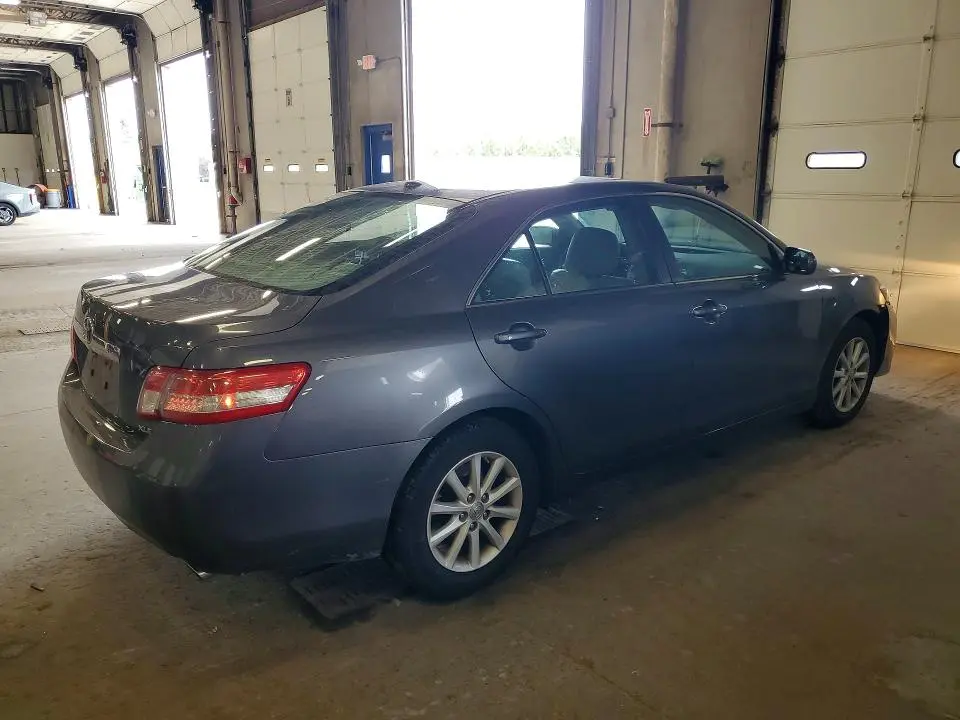 2011 TOYOTA CAMRY XLE  