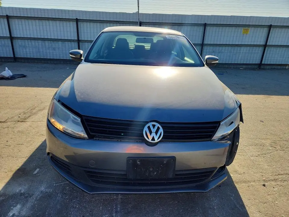 2011 VOLKSWAGEN JETTA SE  