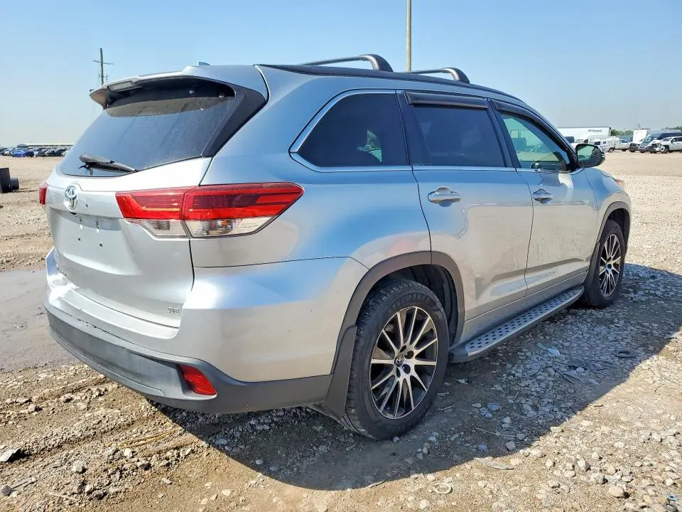 2017 TOYOTA HIGHLANDER SE  