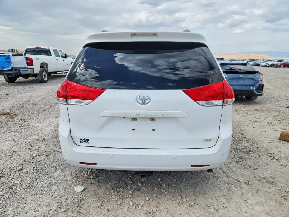2013 TOYOTA SIENNA XLE 8-PASSENGER  