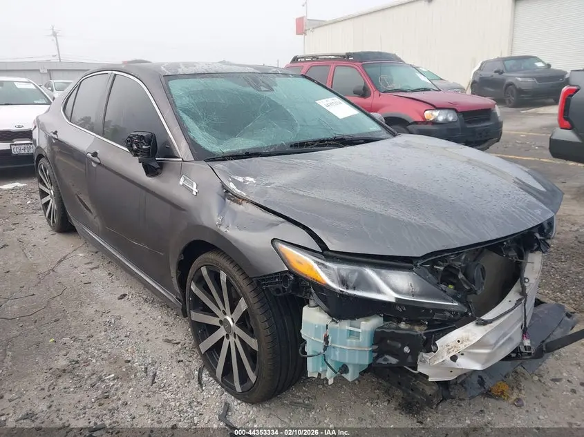 2018 TOYOTA CAMRY SE