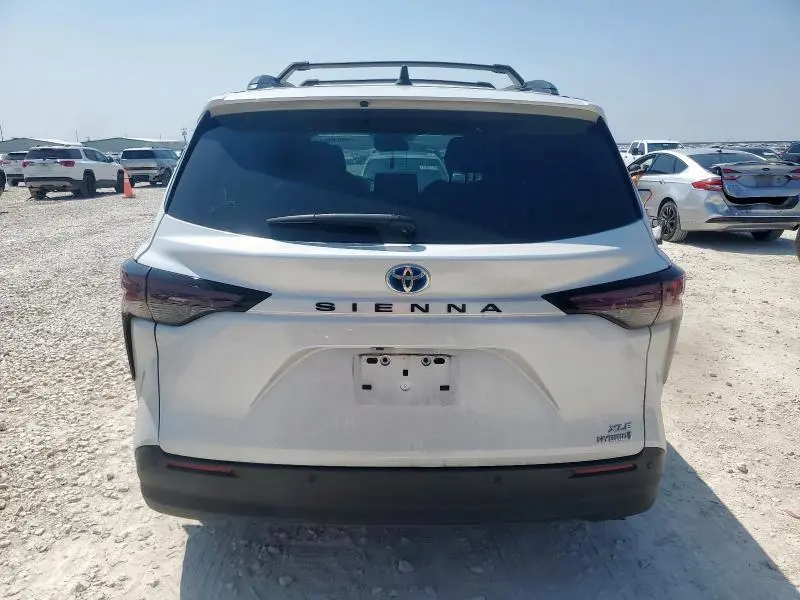 2024 TOYOTA SIENNA XLE  