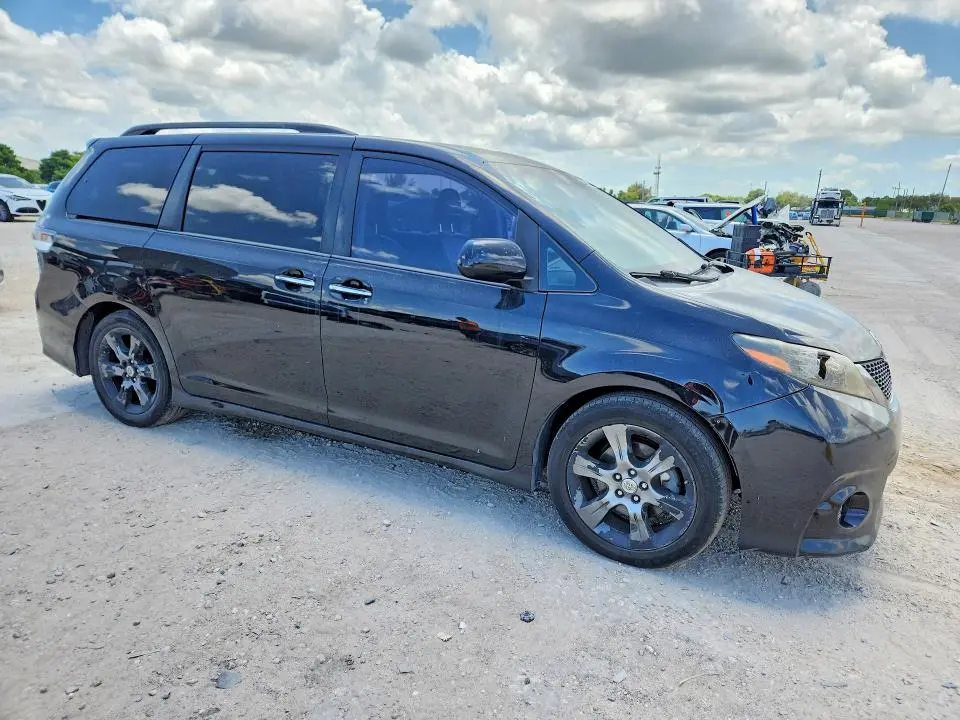 2016 TOYOTA SIENNA SE  