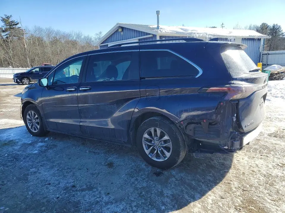 2025 TOYOTA SIENNA XLE  