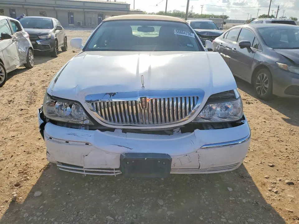 2011 LINCOLN TOWN CAR SIGNATURE LIMITED  