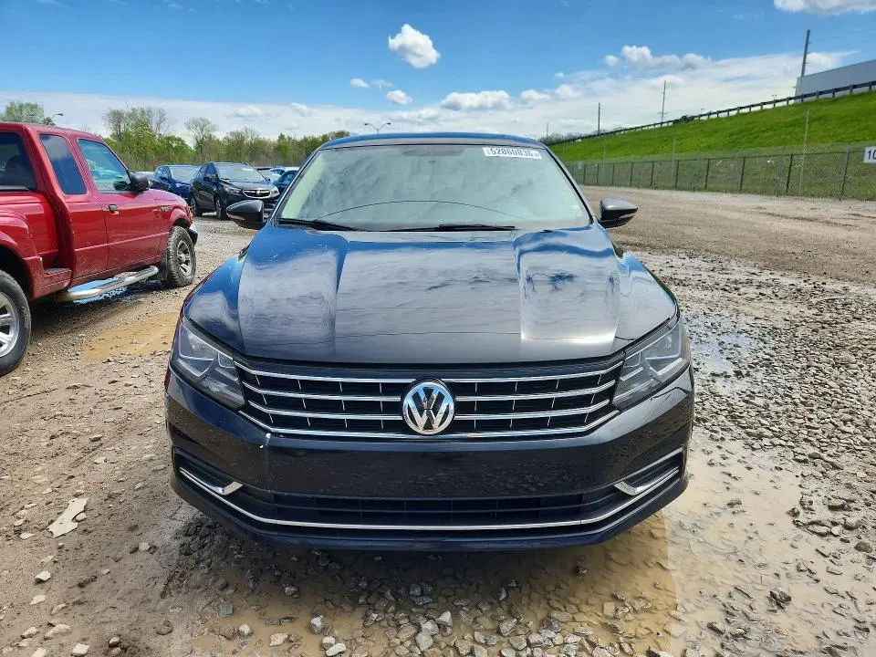 2018 VOLKSWAGEN PASSAT SE  