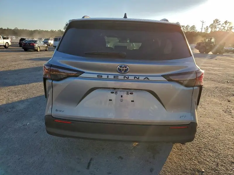 2025 TOYOTA SIENNA XLE  