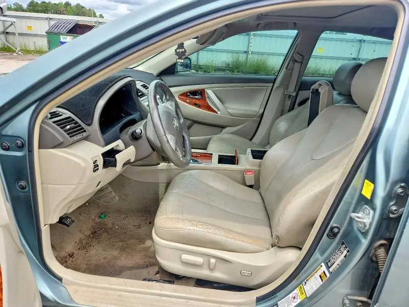 2011 TOYOTA CAMRY XLE V6  
