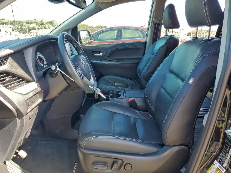 2020 TOYOTA SIENNA SE  