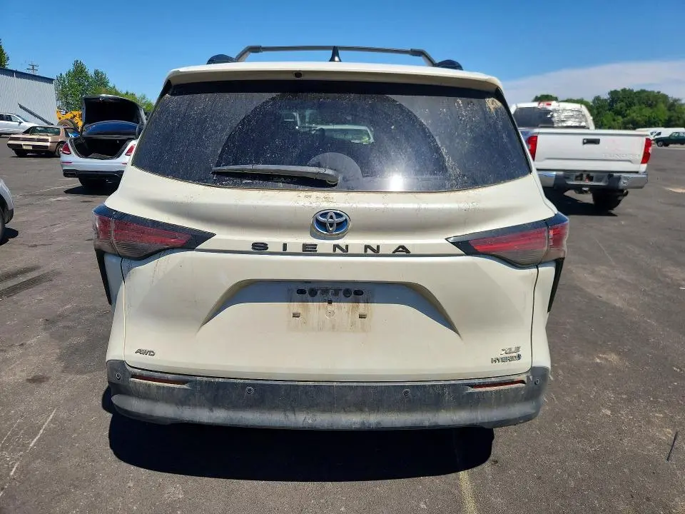 2021 TOYOTA SIENNA XLE  